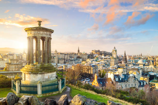 vista da cidade de edimburgo - edinburgh scotland castle skyline - fotografias e filmes do acervo