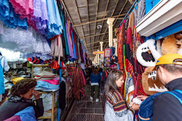 fotografii de stoc, fotografii și imagini scutite de redevențe cu piața san pedro de la plazoleta san pedro lângă santa clara street scene din cusco, peru (calle santa clara) - chinchero district