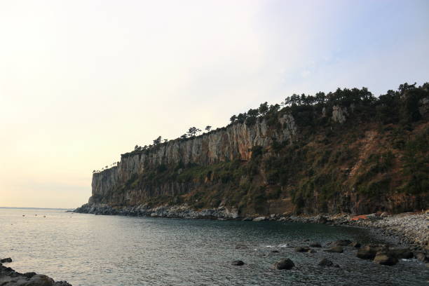 Applause fixation, cliff This is a view of the coastal cliffs in Jeju. 배경색 stock pictures, royalty-free photos & images