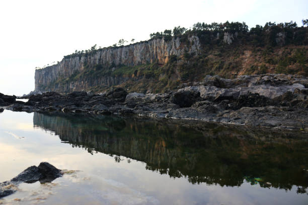Applause fixation, cliff This is a view of the coastal cliffs in Jeju. 배경색 stock pictures, royalty-free photos & images