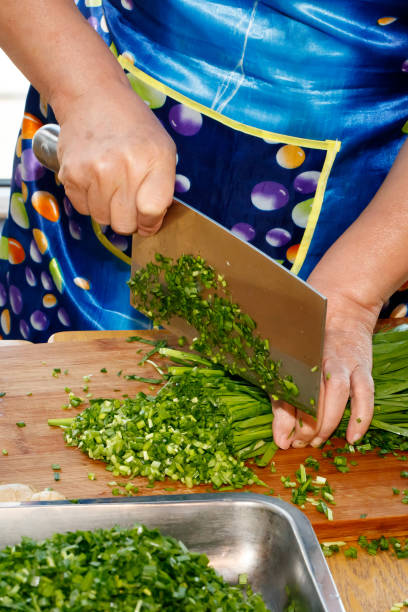 In Chinese families, the family prepares dumplings together, and mixes meat, onions, ginger, garlic, leeks, cabbage, and eggs to make dumplings and make Chinese dumplings. In Chinese families, the family prepares dumplings together, and mixes meat, onions, ginger, garlic, leeks, cabbage, and eggs to make dumplings and make Chinese dumplings. 塞滿的 stock pictures, royalty-free photos & images