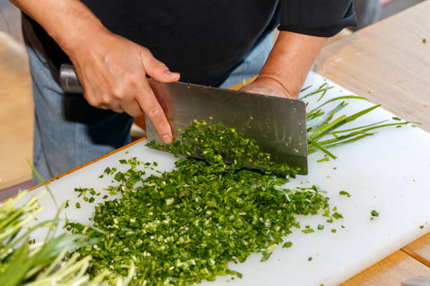 In Chinese families, the family prepares dumplings together, and mixes meat, onions, ginger, garlic, leeks, cabbage, and eggs to make dumplings and make Chinese dumplings. In Chinese families, the family prepares dumplings together, and mixes meat, onions, ginger, garlic, leeks, cabbage, and eggs to make dumplings and make Chinese dumplings. 塞滿的 stock pictures, royalty-free photos & images