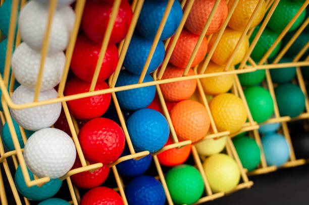 Colorate palline da golf Putt Putt mini in rack divisore - foto stock
