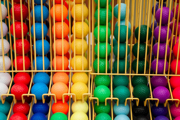 Colorate palline da golf Putt Putt mini in rack divisore - foto stock