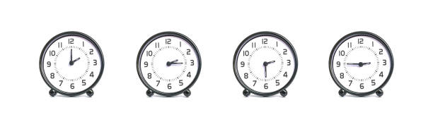 groupe de gros plan de l'horloge noire et blanche pour la décoration montrent l'heure en 2, 2:15, 2:30, 2:45 p.m. isolé sur le fond blanc - minute hand number 15 clock time photos et images de collection