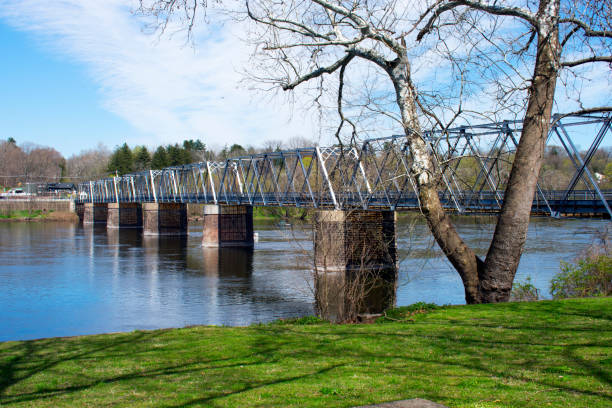 Washington's Crossing Bridge -A Bridge crossing the Delaware River between Pennsylvania and New Jersey at historic Washington's Crossing. Viewed from Pennsylvania into New Jersey. washington pennsylvania stock pictures, royalty-free photos & images