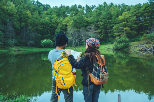 páry cestující, fotografují a studují přírodu v chiangmai v thajsku. - třešně bobulové ovoce fotky - stock snímky, obrázky a fotky
