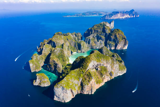 widok z góry, wspaniały widok z lotu ptaka koh phi phi lee z piękną plażą maya bay skąpane przez turkusową i czystą wodę. niesamowite grzbiety gór wapiennych otaczają tę wspaniałą wyspę tajlandii. - nautical vessel sky blue andaman sea zdjęcia i obrazy z banku zdjęć