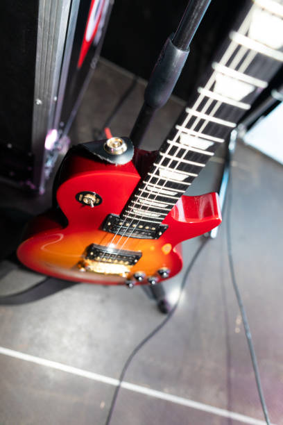 gitarre hautnah im disco-club - shiny group of objects high angle view close up stock-fotos und bilder