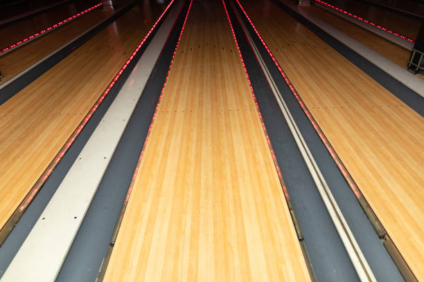 close-up of empty bowling alley - boliche de dez paus imagens e fotografias de stock