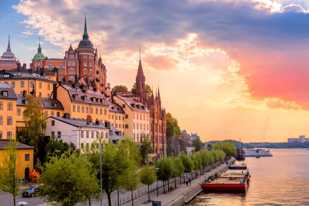 stockholm, suède. vue pittoresque du coucher de soleil d'été avec le ciel coloré de l'architecture de la vieille ville dans le quartier de sodermalm. - sweden photos et images de collection
