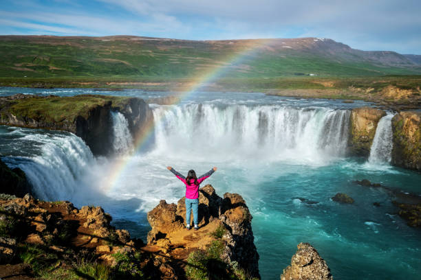 el godafoss (islandés: cascada de los dioses) es una cascada famosa en islandia. el impresionante paisaje de la cascada de godafoss atrae a los turistas para visitar la región noreste de islandia. - gullfoss falls fotografías e imágenes de stock