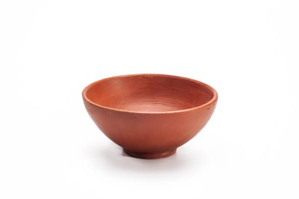 brown earthen bowl SINGLE BROWN EARTHEN BOWL ON ISOLATED WHITE BACKGROUND antique fruit bowl stock pictures, royalty-free photos & images