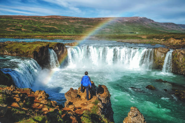el godafoss (islandés: cascada de los dioses) es una cascada famosa en islandia. el impresionante paisaje de la cascada de godafoss atrae a los turistas para visitar la región noreste de islandia. - gullfoss falls fotografías e imágenes de stock