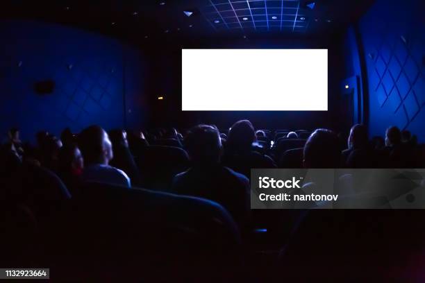 Die Leute Im Kino Schauen Sich Einen Film An Leerer Weißer Bildschirm Stockfoto und mehr Bilder von Kino
