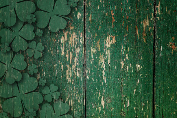 나무로 되는 널에 녹색 나무로 되는 4 개의 잎 토끼풀 - st patricks day clover four leaf clover irish culture 뉴스 사진 이미지