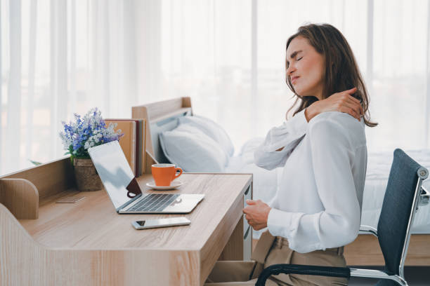 jonge vrouwen nek en schouder pijn letsel met rode highlights op pijn gebied, gezondheidszorg en medisch concept. - menselijke nek stockfoto's en -beelden