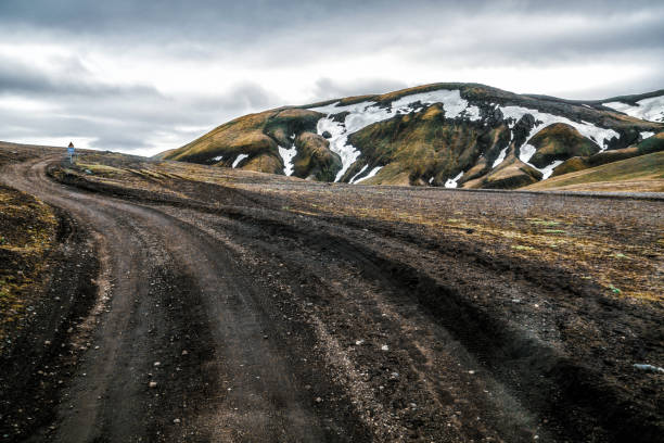 アイスランド、ヨーロッパの高地に美しい landmanalaugar 砂利ダストロードウェイ。エクストリーム4wd 四輪駆動車のための泥だらけのタフな地形。landmanalaugar の風景は、自然のトレッキングや� - off road vehicle 写真 ストックフォトと画像
