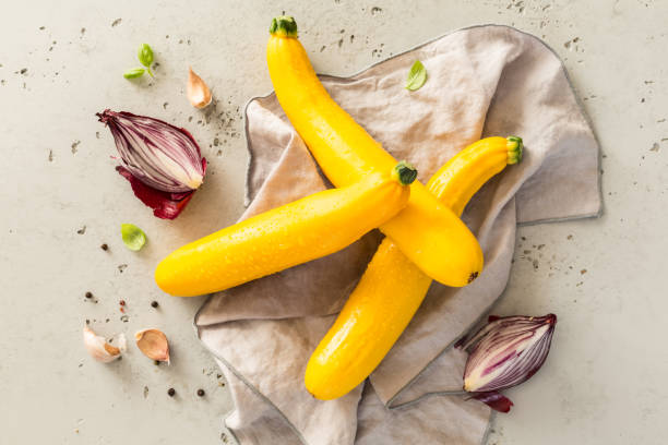 zucchine gialle (zucchine), cipolla rossa e aglio - cucina - crookneck squash foto e immagini stock
