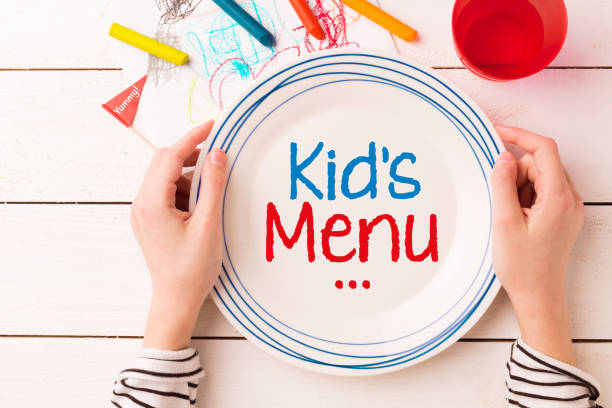 子供�の手の中の「子供のメニュー」の看板とプレート - restaurant sign sign language food ストックフォトと画像
