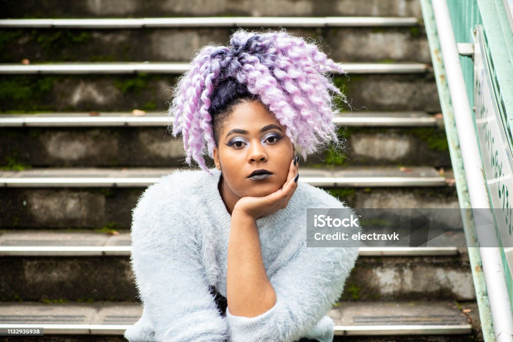 Straat portret van jonge vrouw met paars haar - Royalty-free Alleen één vrouw Stockfoto