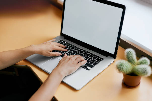 Young women working on her laptop with blank copy space screen for your advertising text message in office, Back view of business woman hands busy using laptop at office desk. las mujeres jóvenes que trabajan en su computadora portátil con pantalla de espacio en blanco copia para su mensaje de texto publicitario en la oficina, vista posterior de la mujer de negocios manos ocupadas con el ordenador portátil en el escritorio de