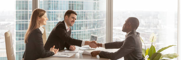 imagen horizontal jefe africano felicitar socio comercial con negociaciones exitosas - board room discussion contract agreement fotografías e imágenes de stock