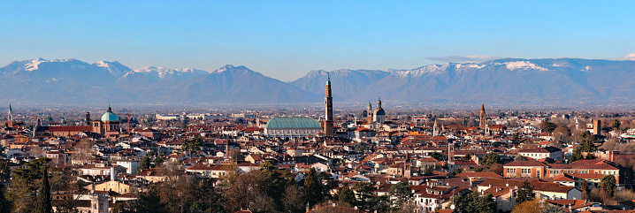 amplio panorama de más de 30 megapíxeles de la ciudad de Vicenza en photo