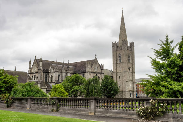 собор святой троицы, церковь христа в дублине, ирландия - christ church cathedral стоковые фото и изображения