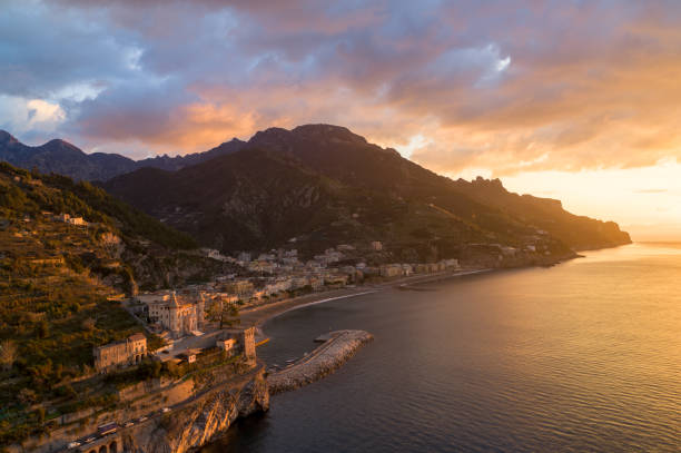 amalfi coast at sunrise - salerno imagens e fotografias de stock