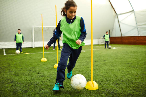 fútbol para niños - soccer child coach childhood fotografías e imágenes de stock