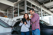 junges-ehepaar-beim-autohaus-schaut-gemeinsam-auf-neues-auto.jpg?b=1&s=170x170&k=20&c=427x0JZrfKXeh8Z8X01hUjKNoEIzW1Mx8LT8ynWgPsY=