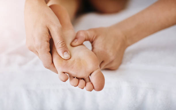 tutti meritiamo un po' di tempi di inattività - foot massage foto e immagini stock