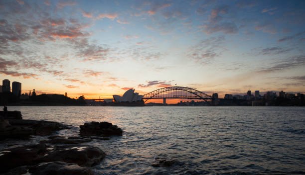 opera w sydney o zmierzchu - sydney australia sydney harbor bridge opera house sydney opera house zdjęcia i obrazy z banku zdjęć