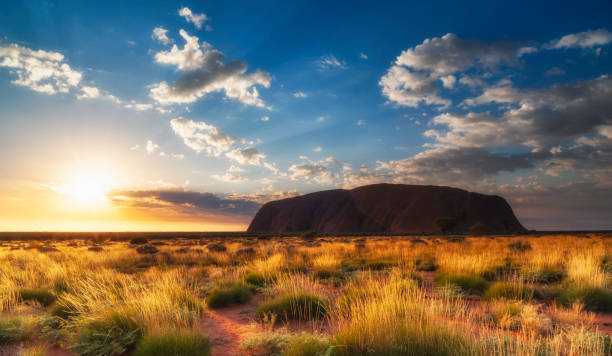 восход солнца в улуру - uluru australia northern territory sunrise стоковые фото и изображения
