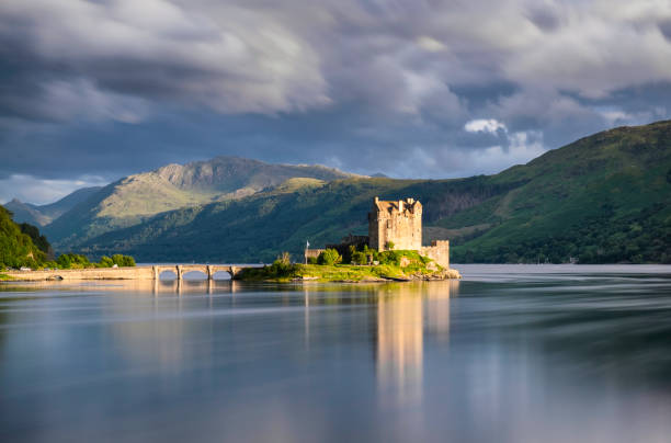 eilean donan castle at dusk - long exposure imagens e fotografias de stock