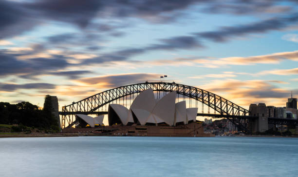 opera w sydney o zmierzchu - sydney australia sydney harbor bridge opera house sydney opera house zdjęcia i obrazy z banku zdjęć