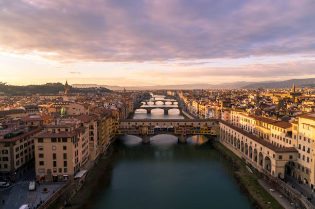 ponte vecchio bei dusk - florence italy italy sky cathedral stock-fotos und bilder