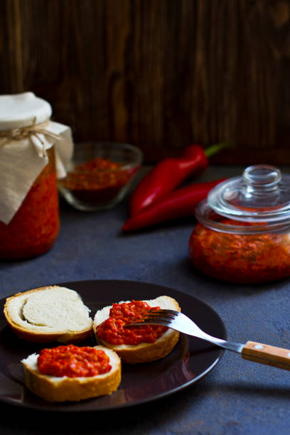 ajvar, przystawka pieczonej papryki na stole, chleb z ajvar, tosty z ajvar, bałkańska przekąska pieczonej papryki, poziome, miejsce na tekst - toast preserves breakfast bread zdjęcia i obrazy z banku zdjęć