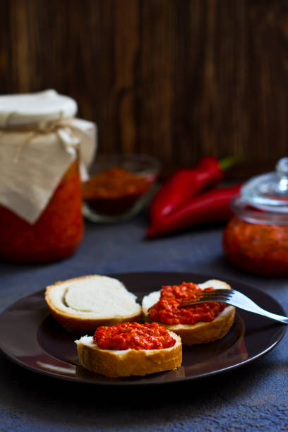 ajvar, przystawka pieczonej papryki na stole, chleb z ajvar, tosty z ajvar, bałkańska przekąska pieczonej papryki, poziome, miejsce na tekst - toast preserves breakfast bread zdjęcia i obrazy z banku zdjęć