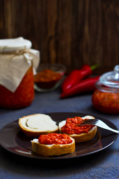 ajvar, przystawka pieczonej papryki na stole, chleb z ajvar, tosty z ajvar, bałkańska przekąska pieczonej papryki, poziome, miejsce na tekst - toast preserves breakfast bread zdjęcia i obrazy z banku zdjęć