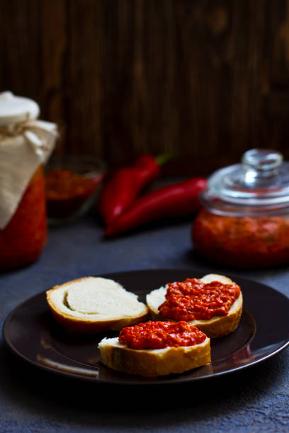 ajvar, przystawka pieczonej papryki na stole, chleb z ajvar, tosty z ajvar, bałkańska przekąska pieczonej papryki, poziome, miejsce na tekst - toast preserves breakfast bread zdjęcia i obrazy z banku zdjęć