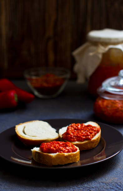 ajvar, przystawka pieczonej papryki na stole, chleb z ajvar, tosty z ajvar, bałkańska przekąska pieczonej papryki, poziome, miejsce na tekst - toast preserves breakfast bread zdjęcia i obrazy z banku zdjęć