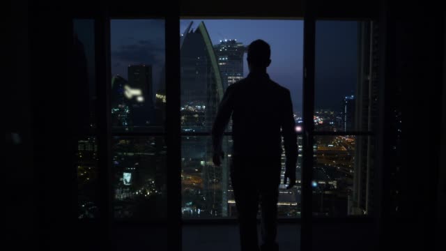 https://media.istockphoto.com/id/1132973847/video/young-caucasian-man-standing-on-balcony-looking-at-modern-city-with-skyscrapers-at-night.jpg?s=640x640&k=20&c=o9ANAM1mk-GZACLVkONdE1N_NDL3Qs_3IdtmI3NWsiA=