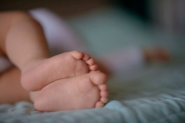 istock Baby leg fingers 1132977338