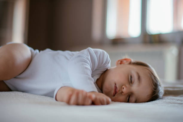 bebé durmiendo - baby baby blanket human foot towel fotografías e imágenes de stock