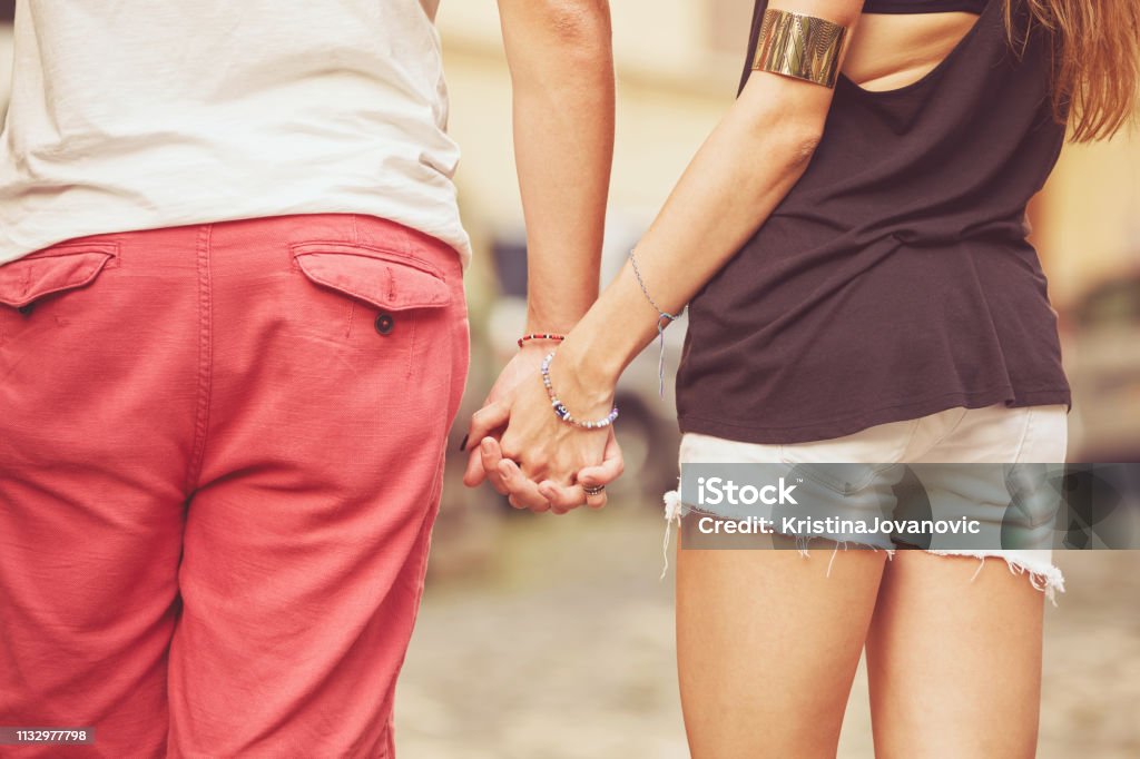Pareja Enamorada Agarrando Las Manos Concepto De Amor Foto de stock y más banco de imágenes de A la moda - iStock Pareja Enamorada Agarrando Las Manos Concepto De Amor Foto de stock y más banco de imágenes de A la moda - iStock