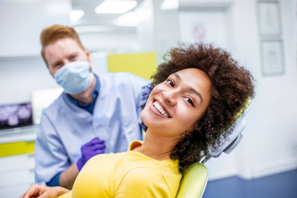 donna sorridente durante il controllo dentale - dentists chair immagine foto e immagini stock