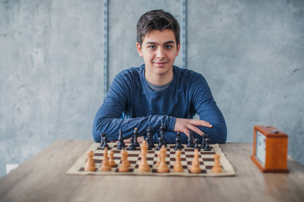 amo del ajedrez del muchacho joven - concentration chess playing playful fotografías e imágenes de stock