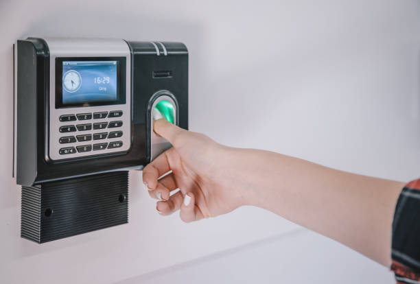 система безопасности сканирования отпечатков пальцев на стене в офисном здании - biometrics accessibility control fingerprint стоковые фото и изображения